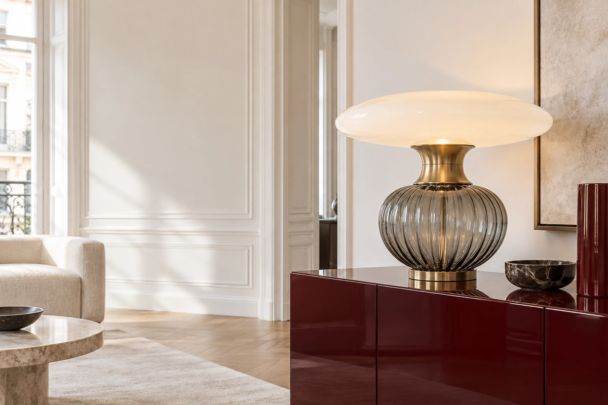 Grande lampe salon dans un salon lumineux, sous une lumière naturelle