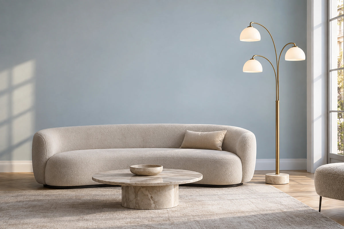 Lampadaire 3 branches dans un intérieur lumineux, sous une lumière naturelle