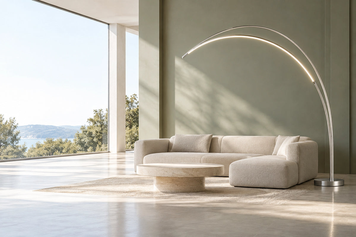 Lampadaire arc design dans un intérieur lumineux, sous une lumière naturelle