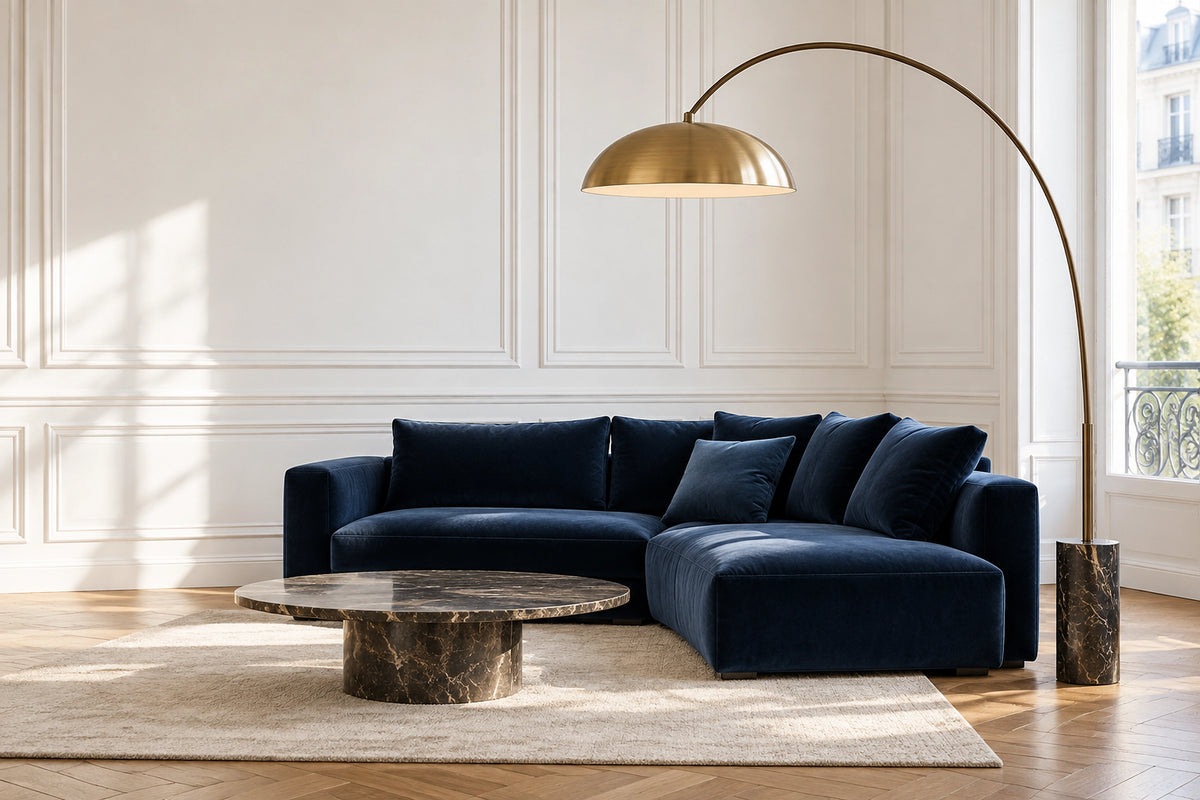 Lampadaire arc salon dans un salon lumineux, sous une lumière naturelle