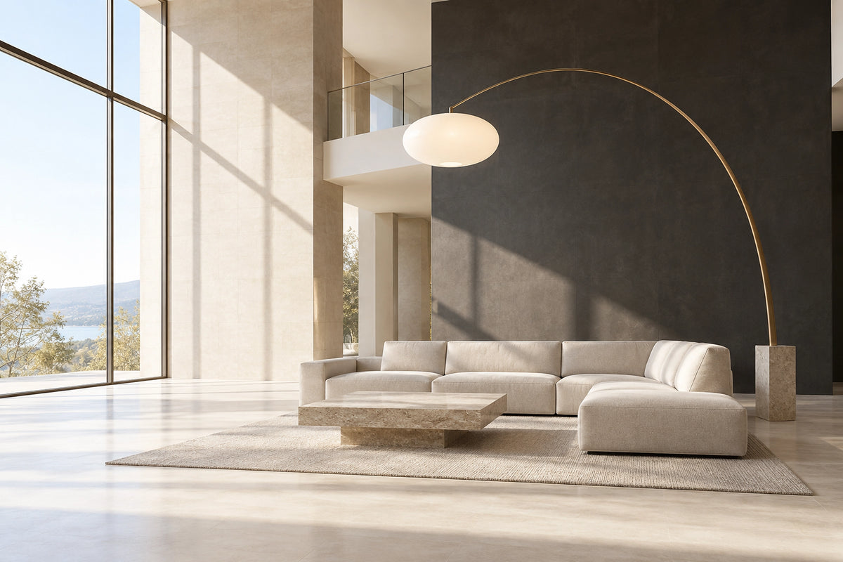 Lampadaire arc XXL dans un intérieur lumineux, sous une lumière naturelle