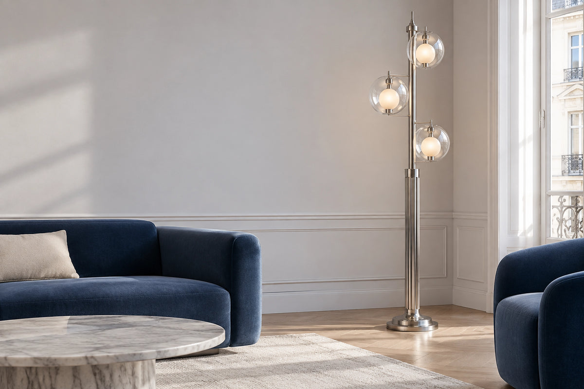 Lampadaire argenté dans un intérieur lumineux, sous une lumière naturelle