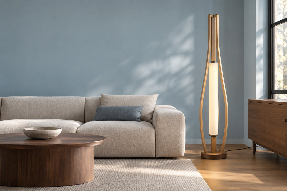 Lampadaire bambou dans un intérieur lumineux, sous une lumière naturelle
