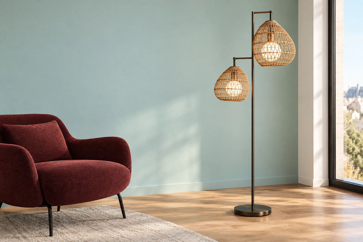 Lampadaire bohème dans un intérieur lumineux, sous une lumière naturelle