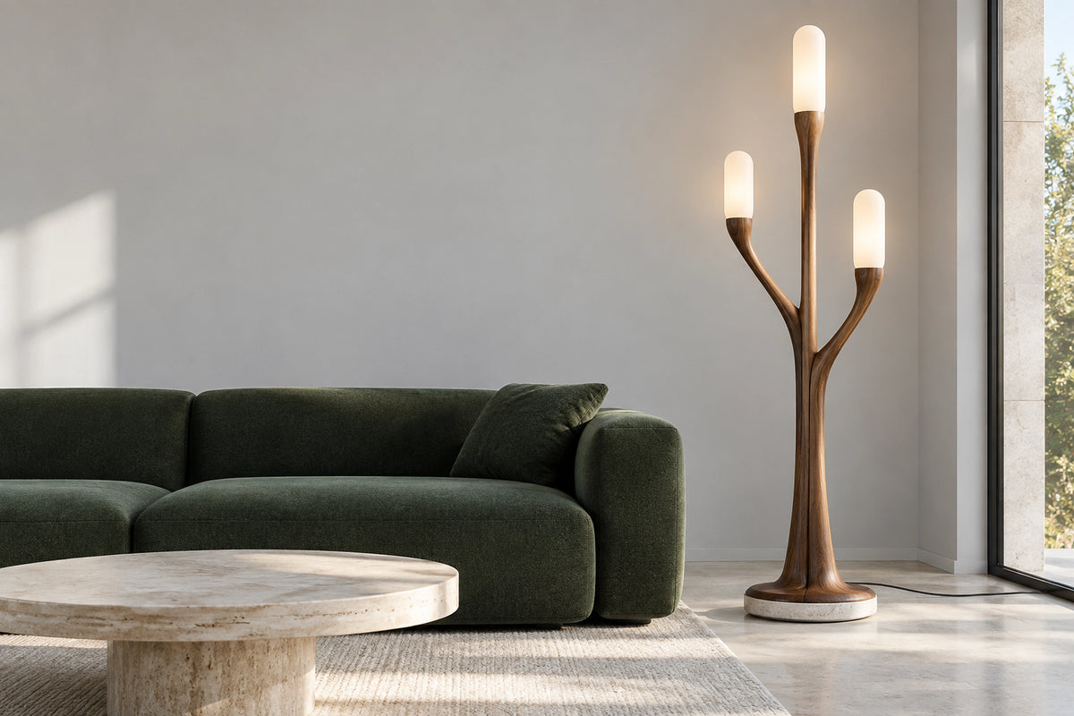 Lampadaire bois dans un intérieur lumineux, sous une lumière naturelle