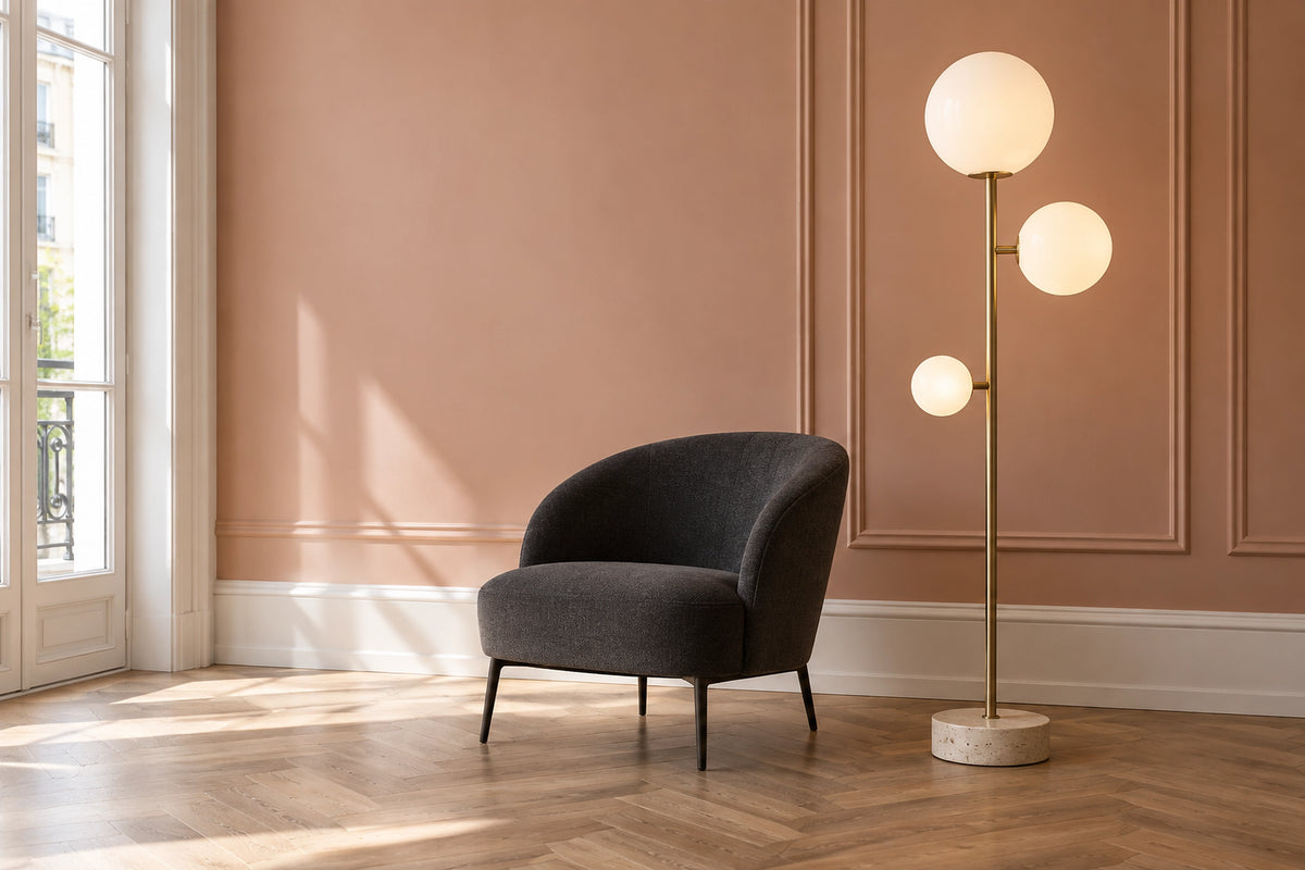 Lampadaire boule dans un intérieur lumineux, sous une lumière naturelle