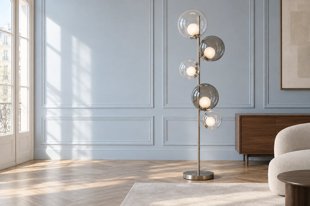 Lampadaire boule verre dans un intérieur lumineux, sous une lumière naturelle