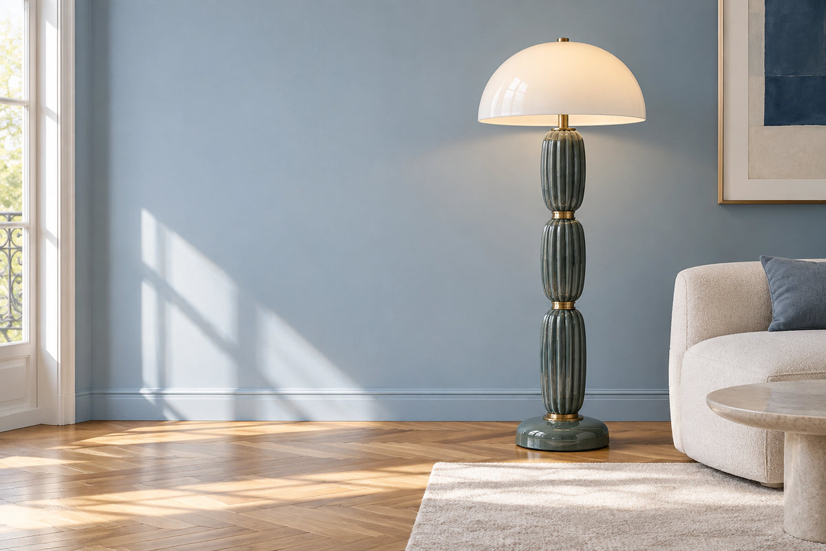 Lampadaire en céramique dans un intérieur lumineux, sous une lumière naturelle