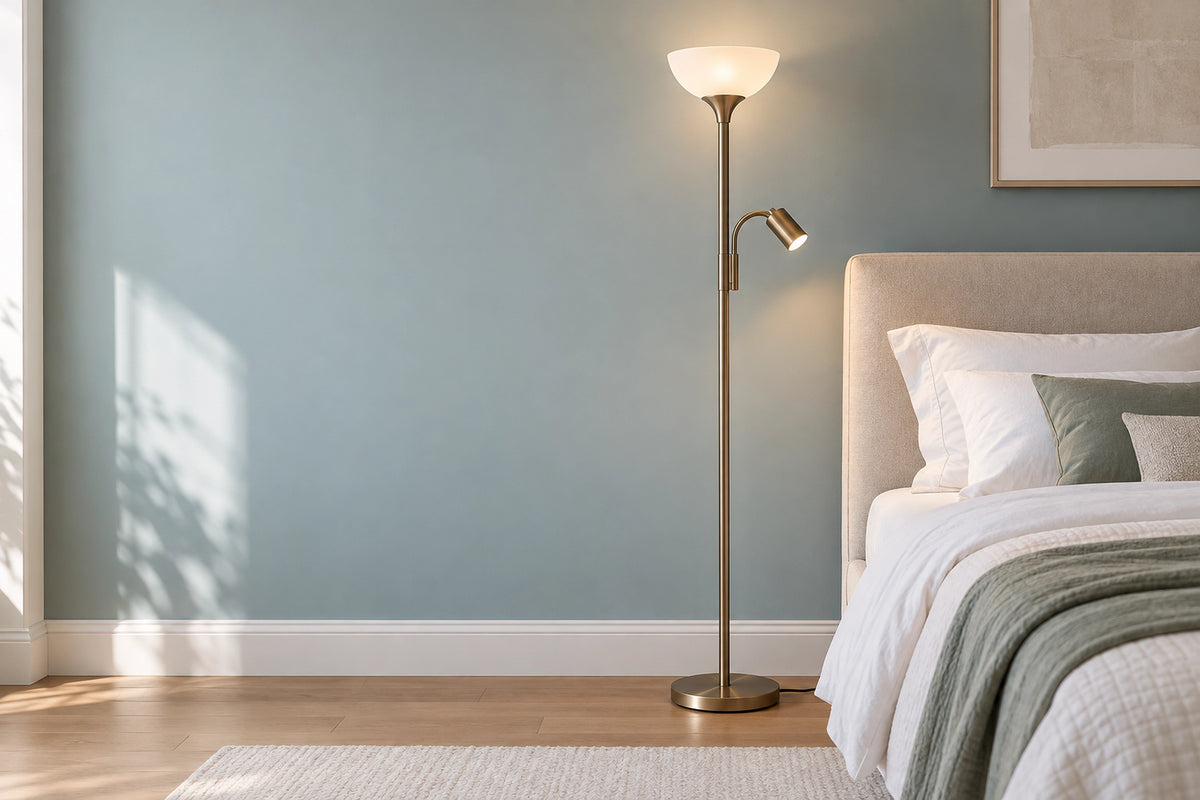 Lampadaire chambre dans une chambre lumineuse, sous une lumière naturelle