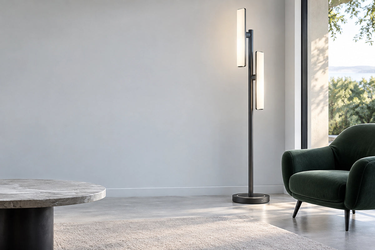 Lampadaire connecté dans un intérieur lumineux, sous une lumière naturelle