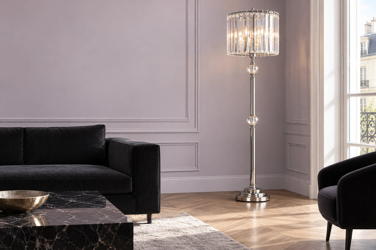 Lampadaire cristal dans un intérieur lumineux, sous une lumière naturelle