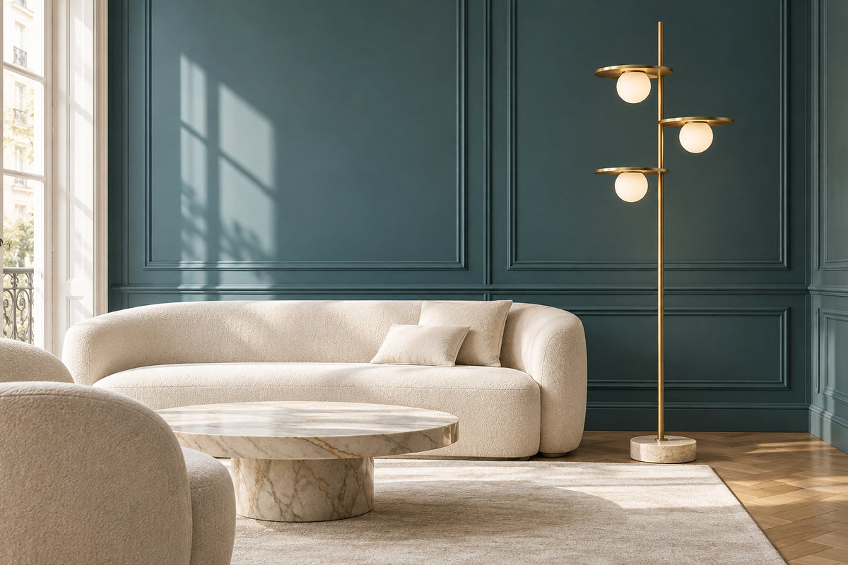 Lampadaire doré dans un intérieur lumineux, sous une lumière naturelle