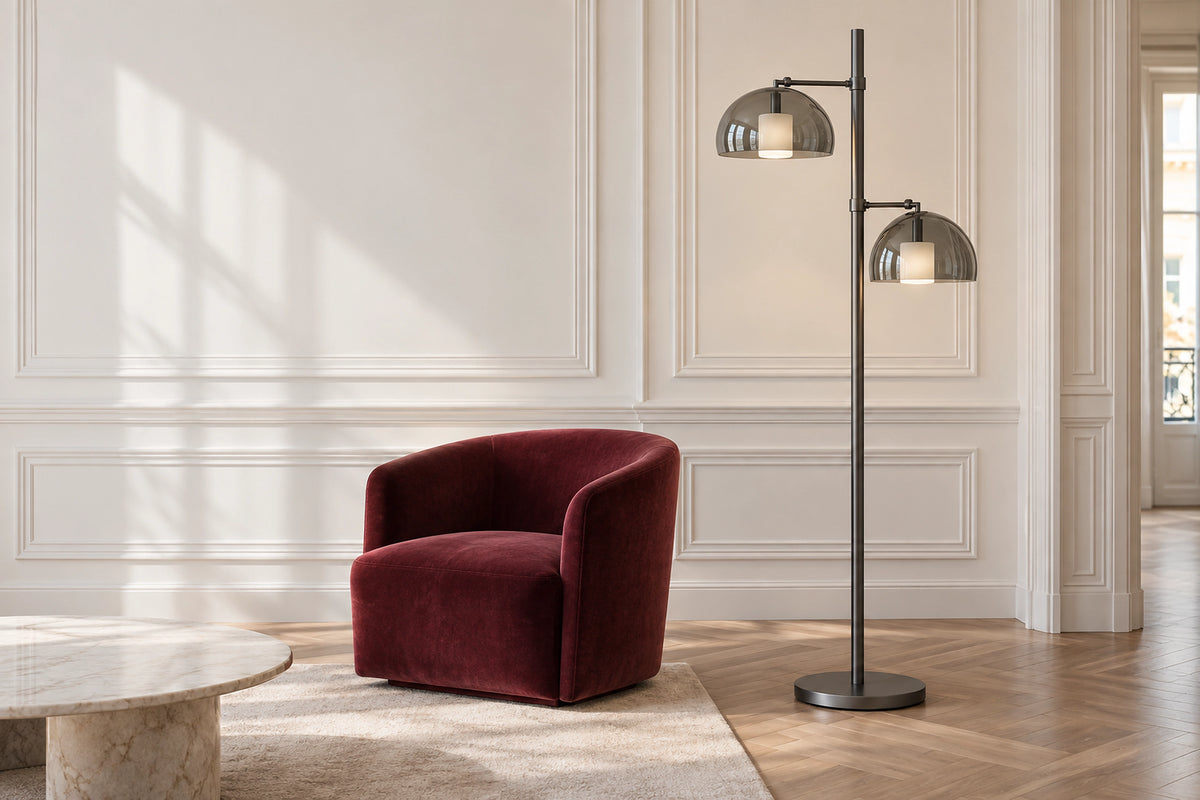 Lampadaire gris dans un intérieur lumineux, sous une lumière naturelle