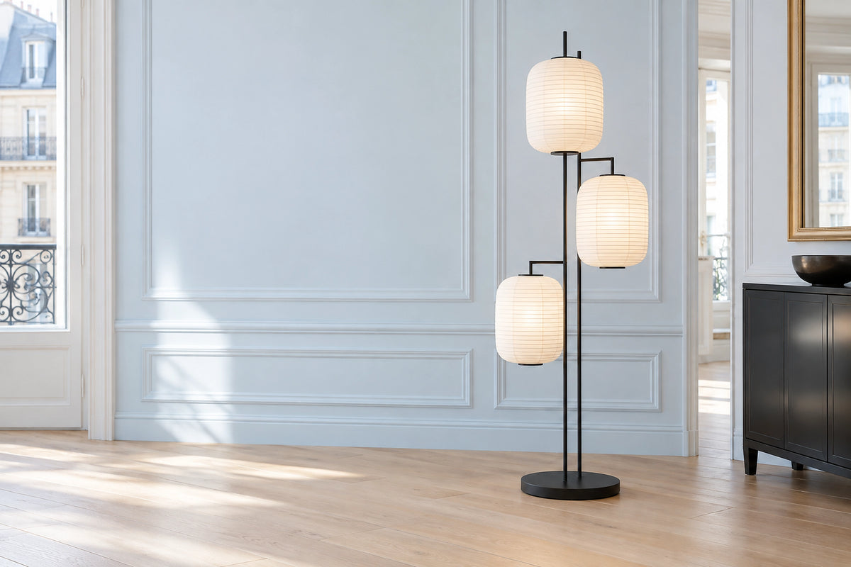 Lampadaire japonais papier dans un intérieur lumineux, sous une lumière naturelle