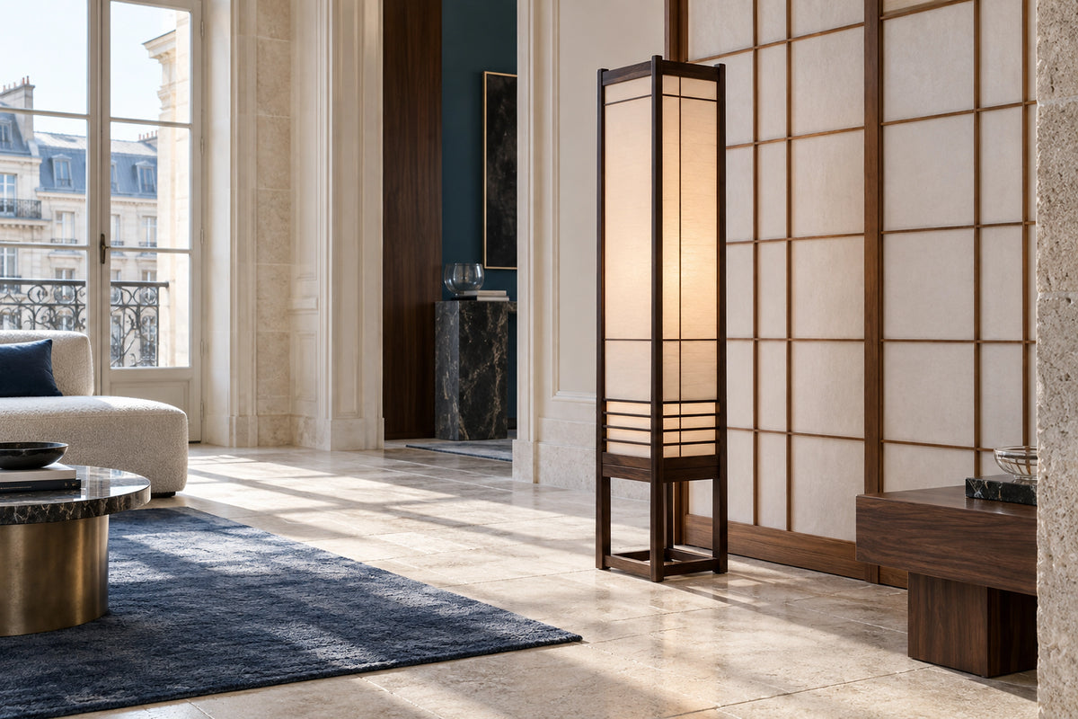 Lampadaire japonais en bois sombre et papier washi près de panneaux shoji, en lumière naturelle