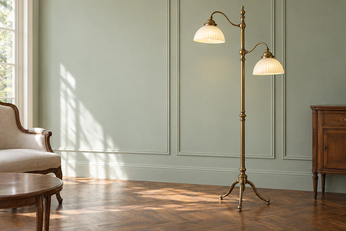 Lampadaire laiton ancien dans un intérieur lumineux, sous une lumière naturelle