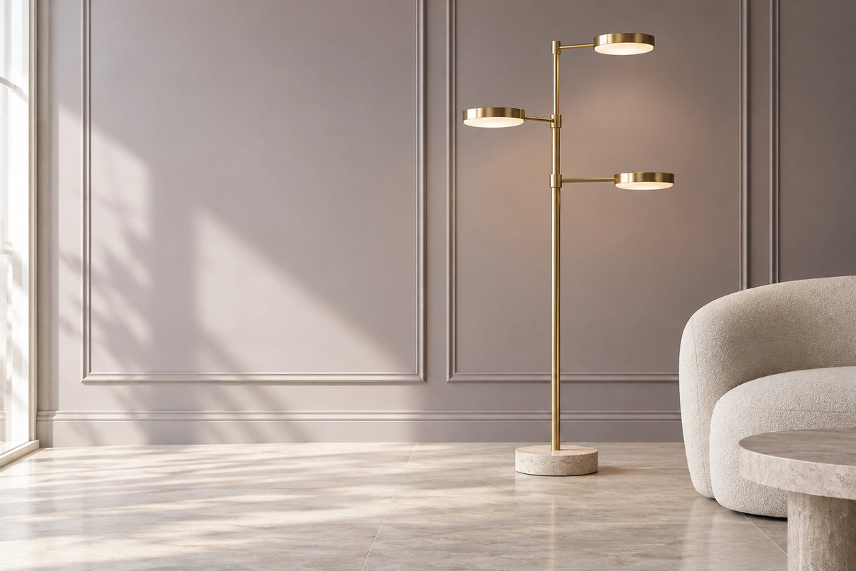 Lampadaire laiton dans un intérieur lumineux, sous une lumière naturelle