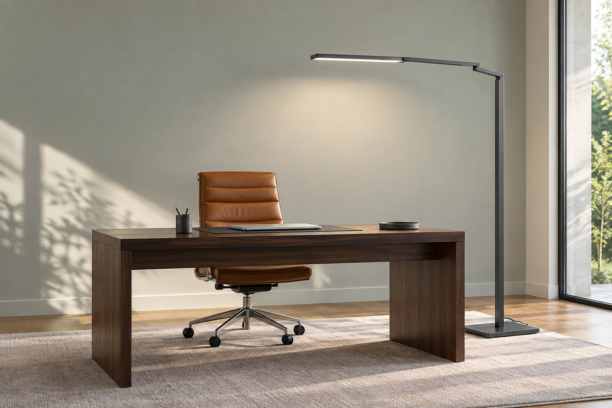 Lampadaire LED bureau dans un bureau lumineux, sous une lumière naturelle