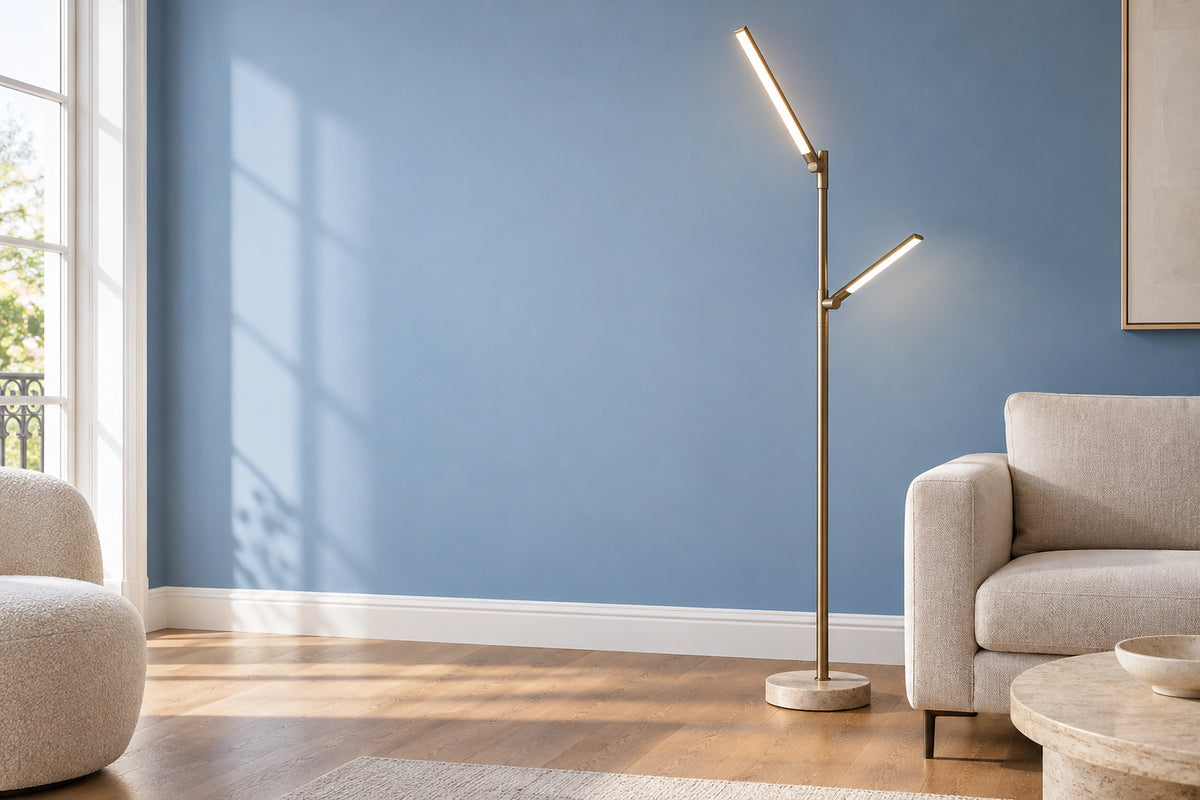 Lampadaire LED dans un intérieur lumineux, sous une lumière naturelle