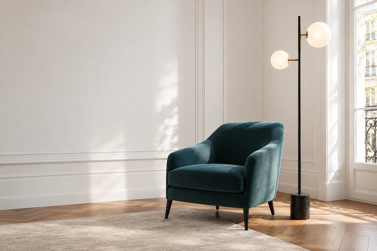 Lampadaire dans un intérieur lumineux, sous une lumière naturelle