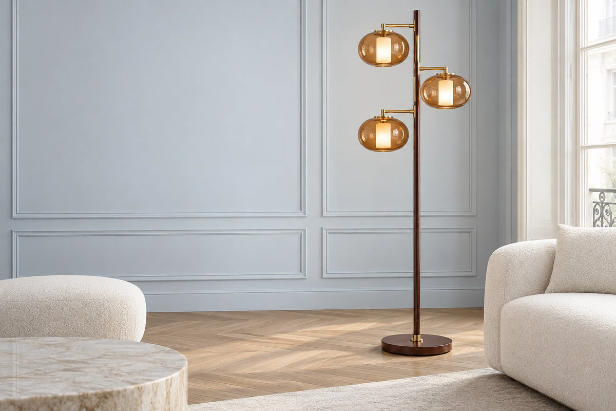 Lampadaire marron dans un intérieur lumineux, sous une lumière naturelle