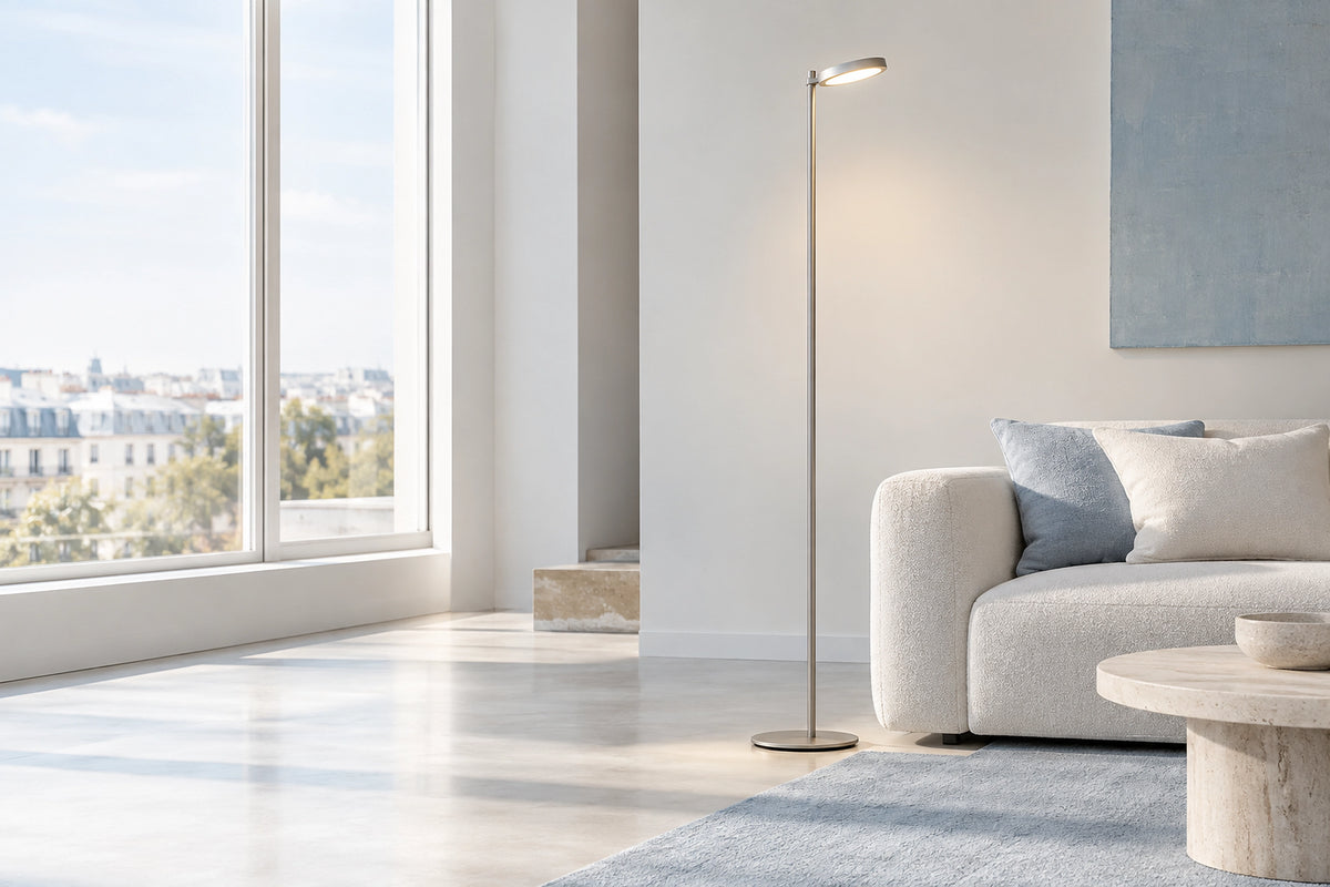 Lampadaire minimaliste dans un intérieur lumineux, sous une lumière naturelle