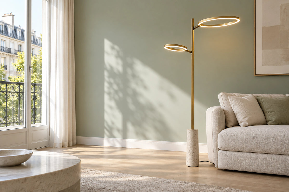 Lampadaire moderne dans un intérieur lumineux, sous une lumière naturelle