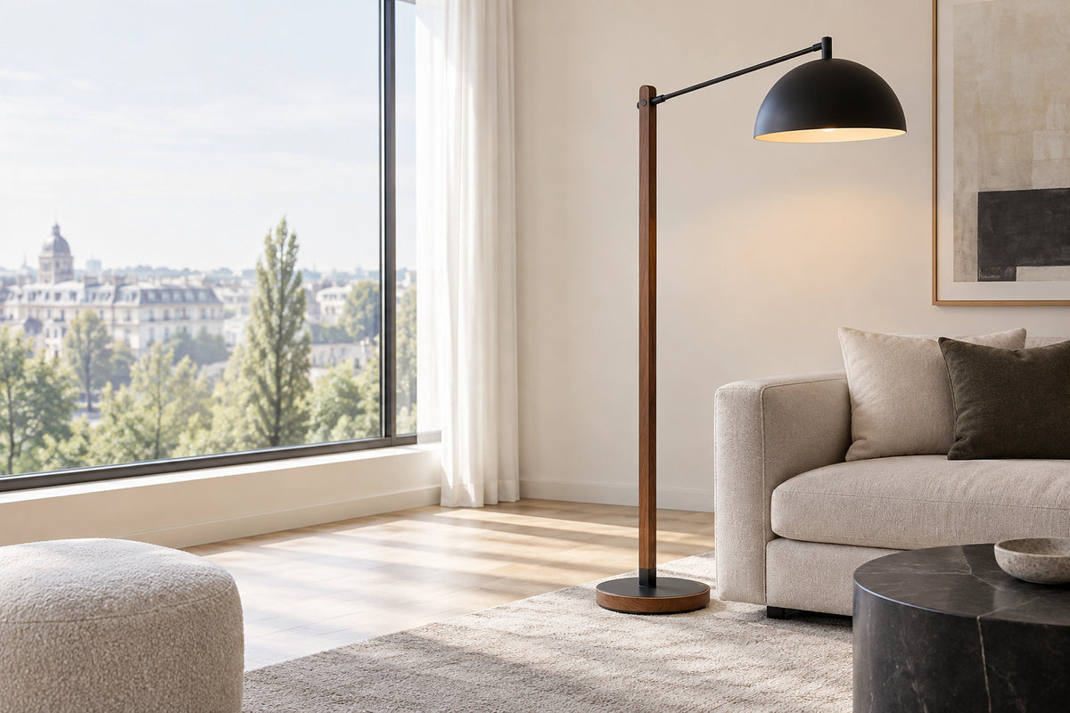 Lampadaire noir et bois dans un intérieur lumineux, sous une lumière naturelle