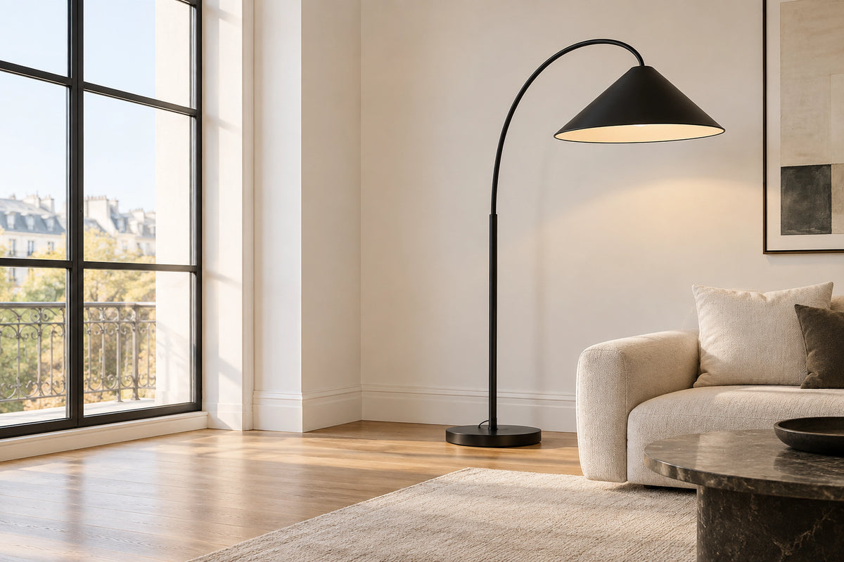 Lampadaire noir dans un intérieur lumineux, sous une lumière naturelle