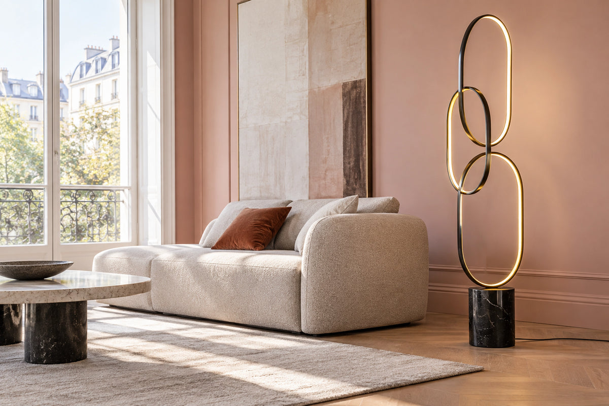 Lampadaire original dans un intérieur lumineux, sous une lumière naturelle