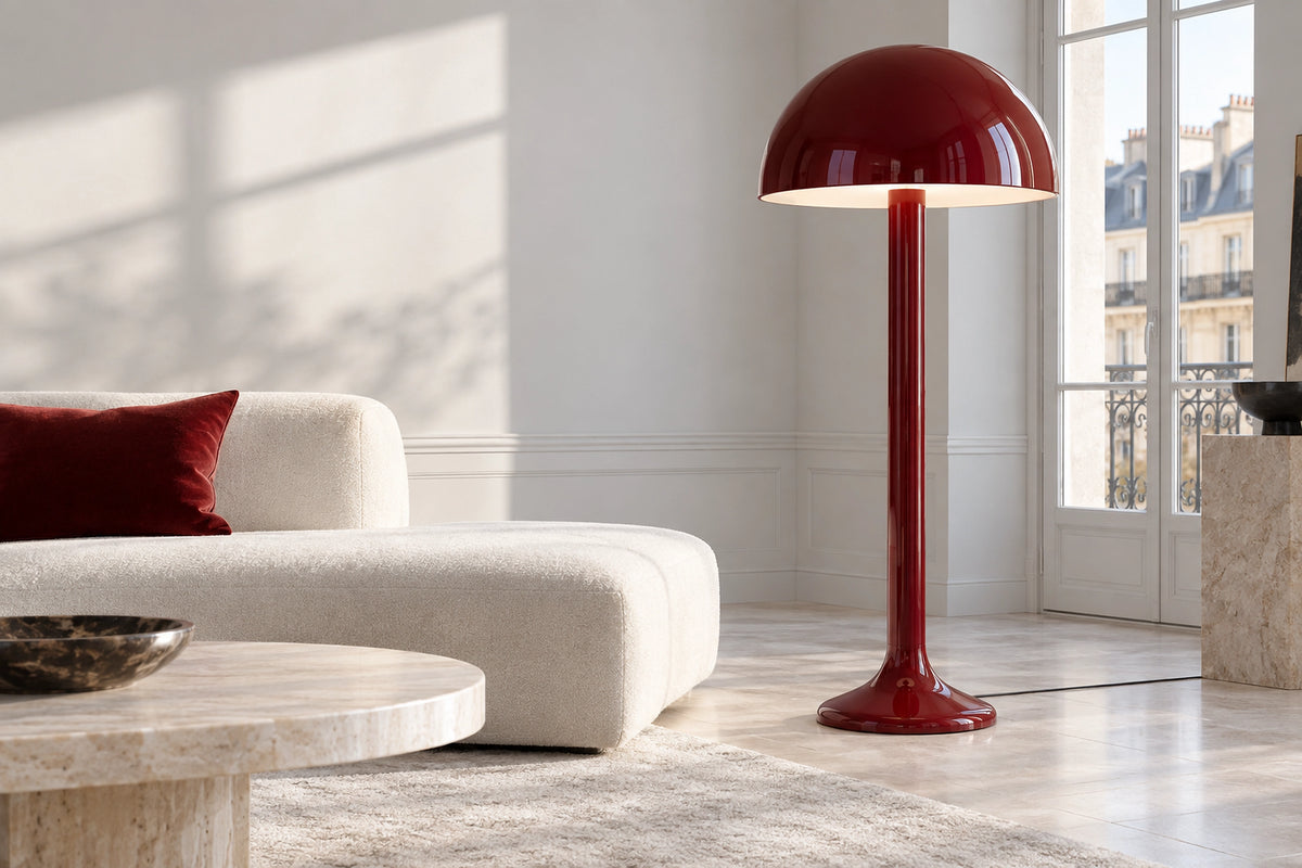 Lampadaire rouge dans un intérieur lumineux, sous une lumière naturelle