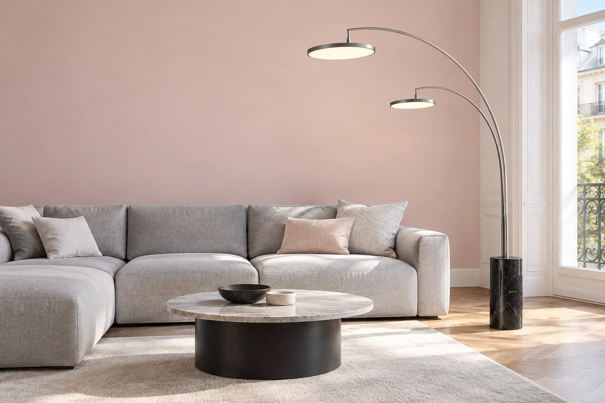 Lampadaire salon design dans un salon lumineux, sous une lumière naturelle
