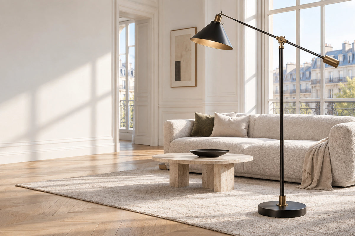 Lampadaire salon industriel dans un salon lumineux, sous une lumière naturelle