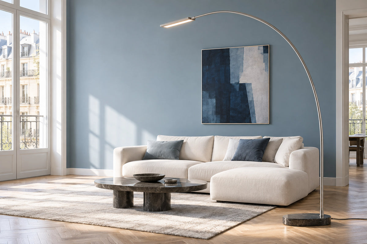 Lampadaire salon moderne dans un salon lumineux, sous une lumière naturelle