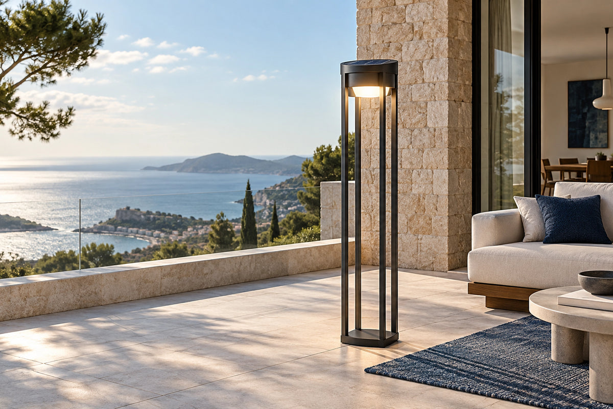 Lampe solaire sur pied avec panneau intégré dans un extérieur en pierre claire, en plein jour