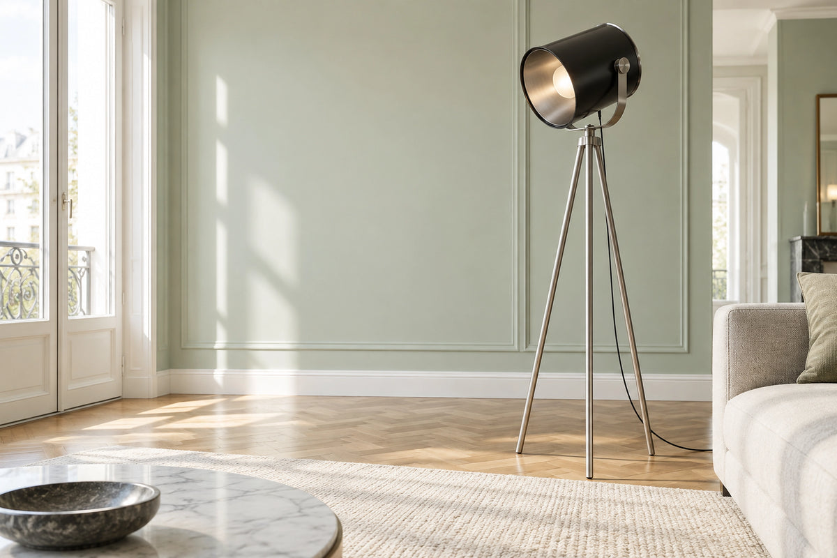 Lampadaire trépied dans un intérieur lumineux, sous une lumière naturelle