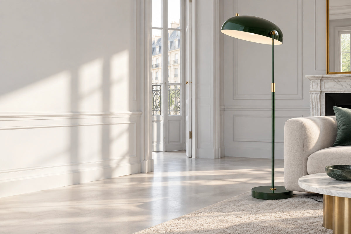 Lampadaire vert dans un intérieur lumineux, sous une lumière naturelle