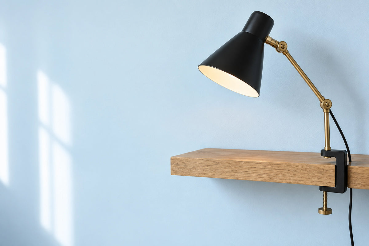 Lampe à pince dans un intérieur lumineux, sous une lumière naturelle