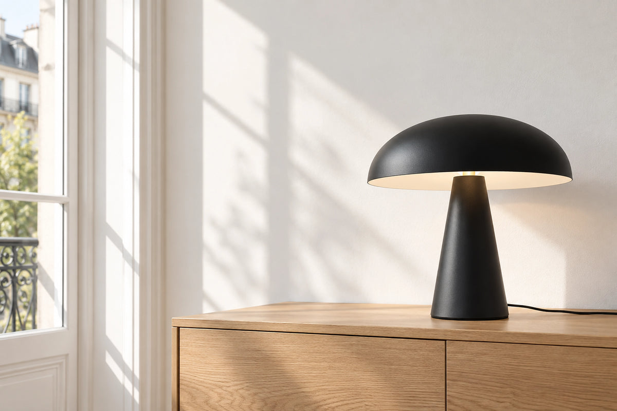 Lampe à poser noire dans un intérieur lumineux, sous une lumière naturelle