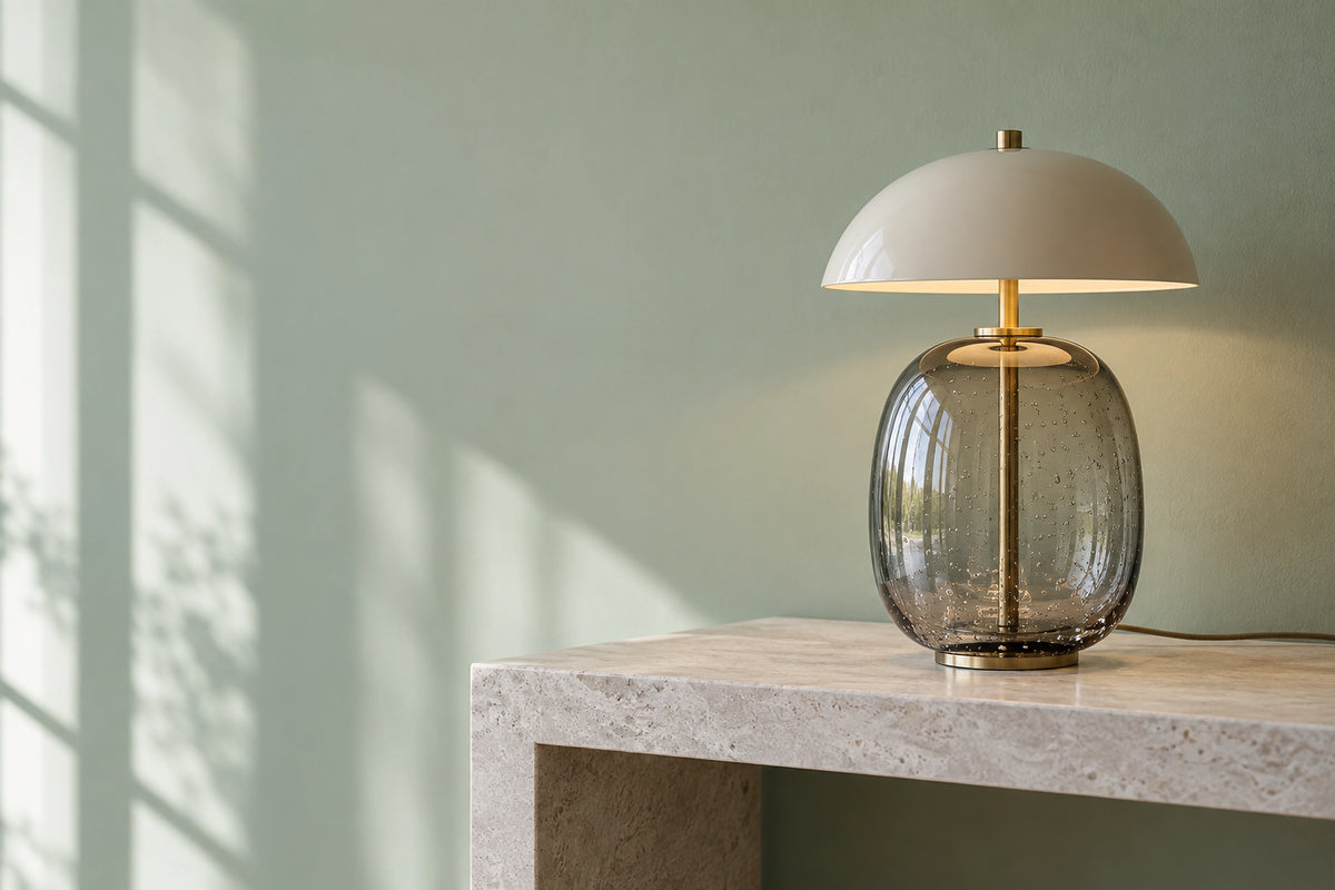 Lampe à poser en verre dans un intérieur lumineux, sous une lumière naturelle
