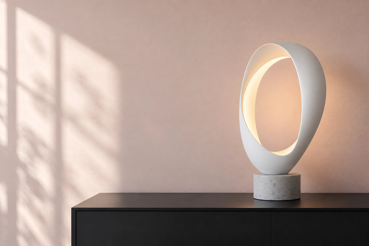 Lampe blanche design dans un intérieur lumineux, sous une lumière naturelle