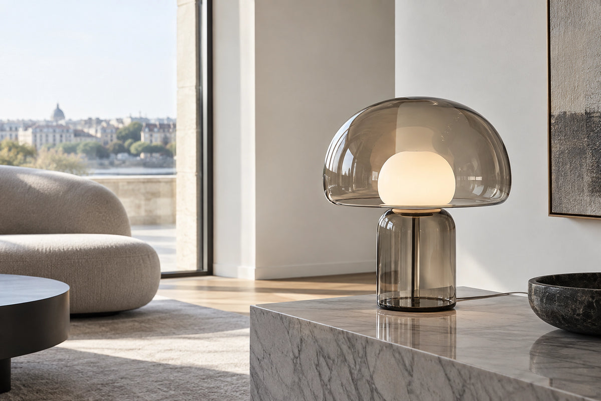 Lampe champignon en verre dans un intérieur lumineux, sous une lumière naturelle