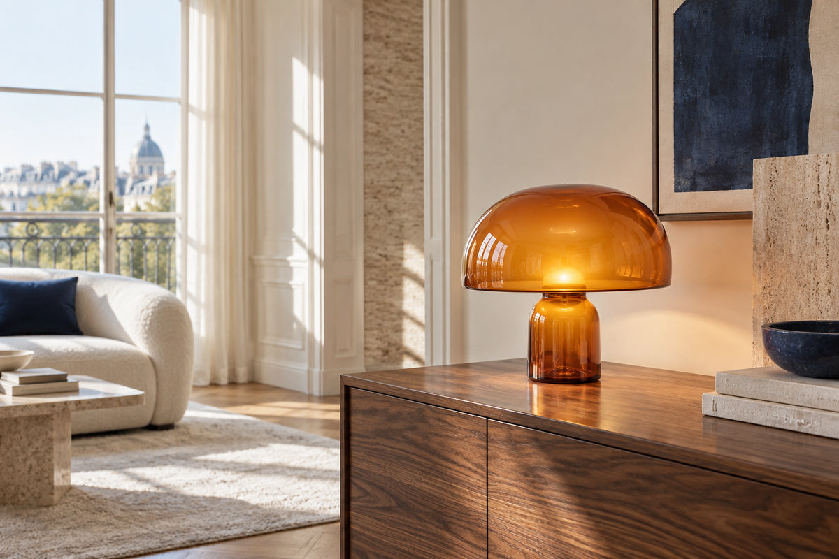 Lampe champignon en verre ambré sur un buffet en noyer, dans un salon éclairé par le jour Image