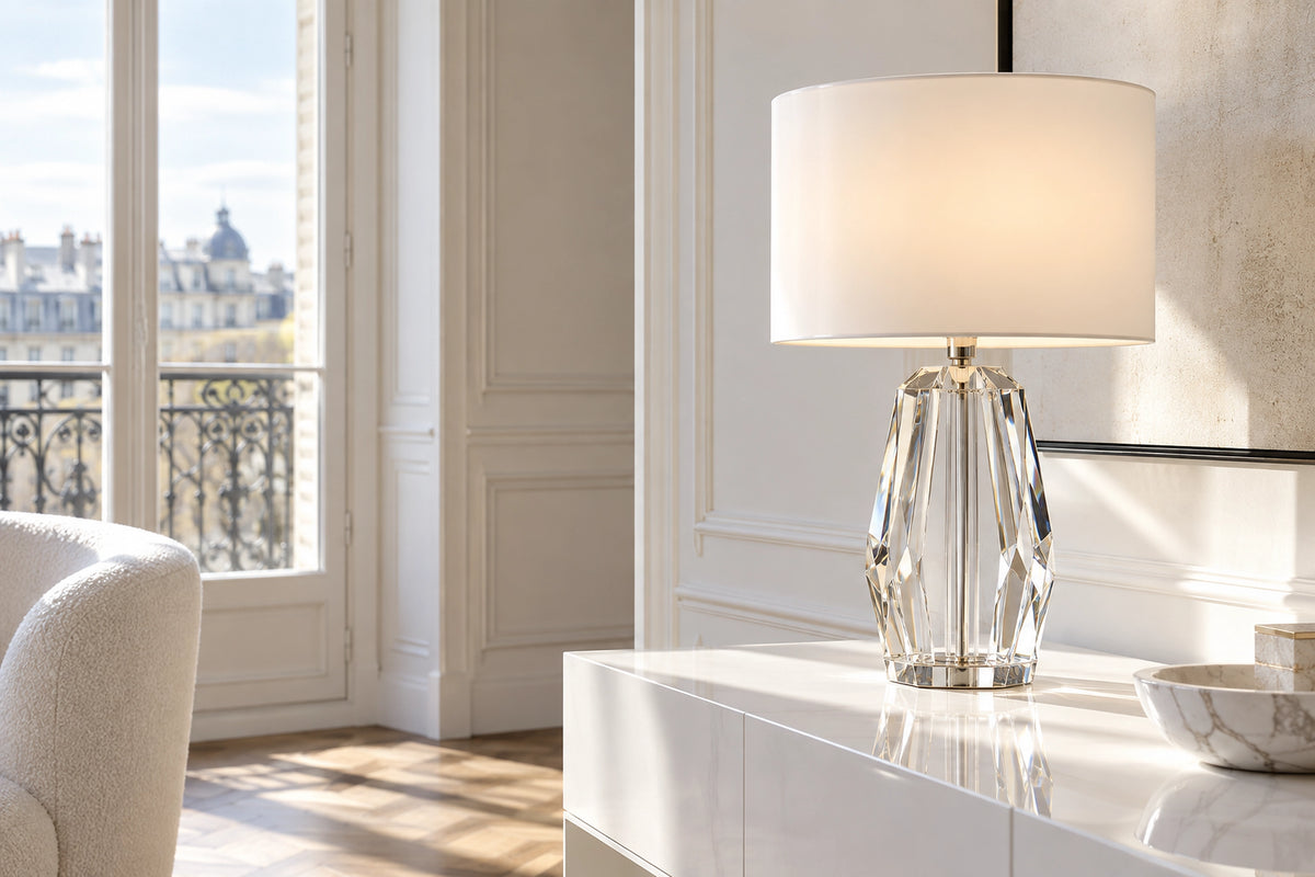 Lampe cristal dans un intérieur lumineux, sous une lumière naturelle