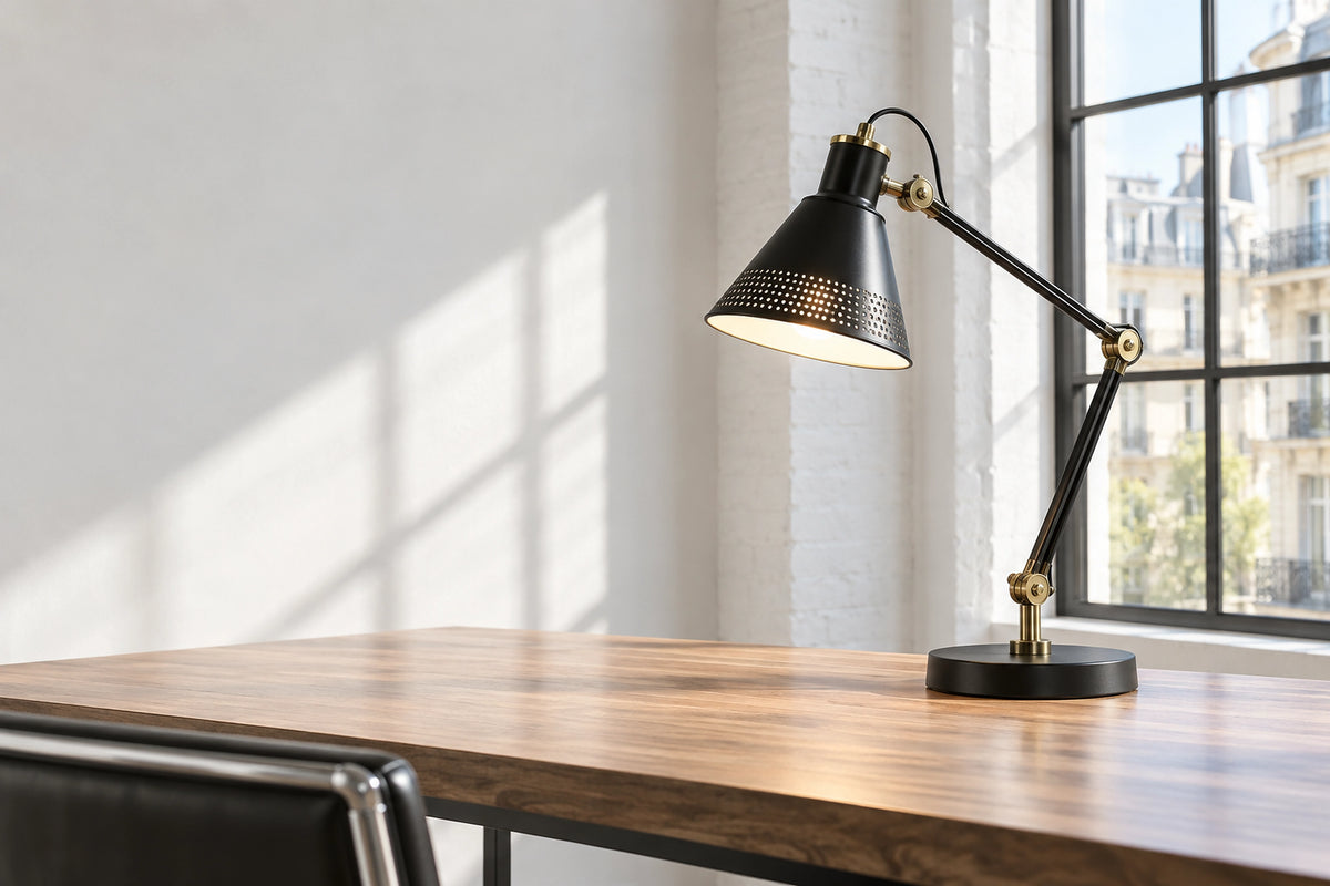 Lampe de bureau industrielle dans un bureau lumineux, sous une lumière naturelle