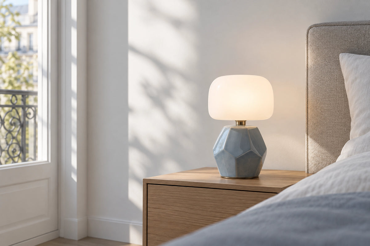 Lampe de chevet céramique dans un intérieur lumineux, sous une lumière naturelle