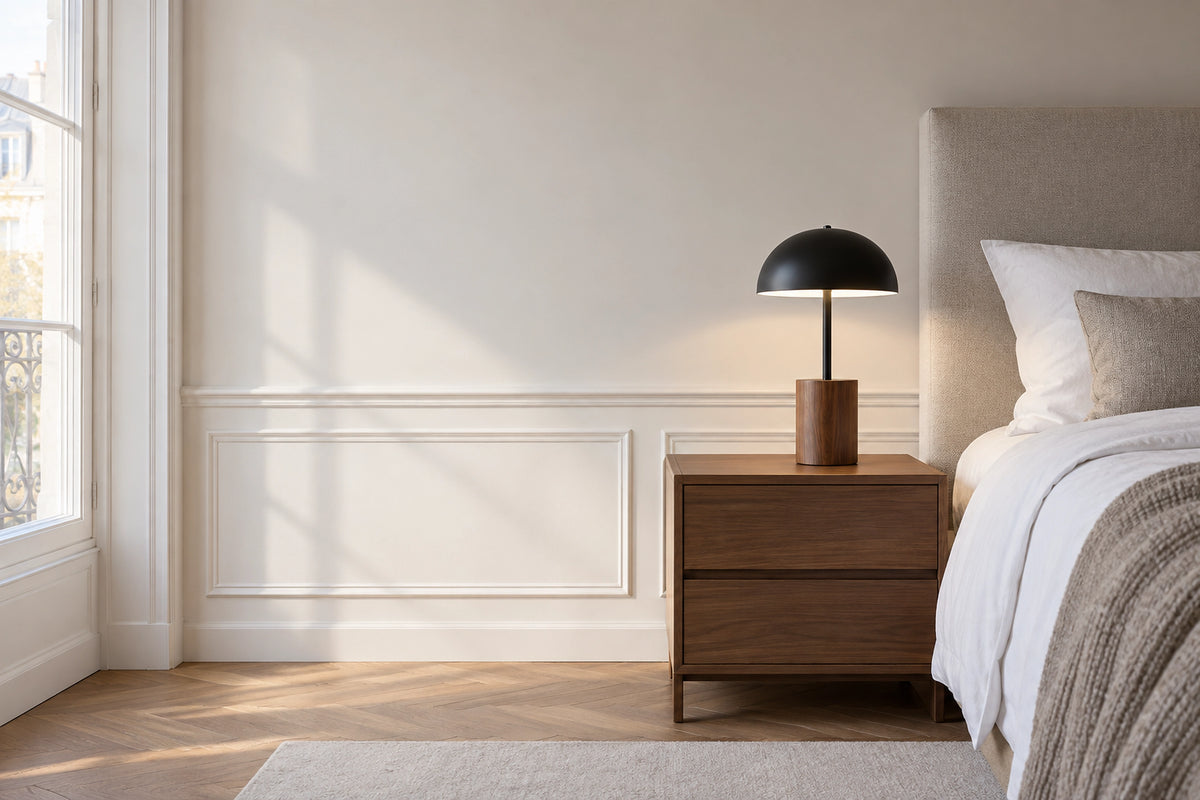 Lampe de chevet noir et bois dans un intérieur lumineux, sous une lumière naturelle