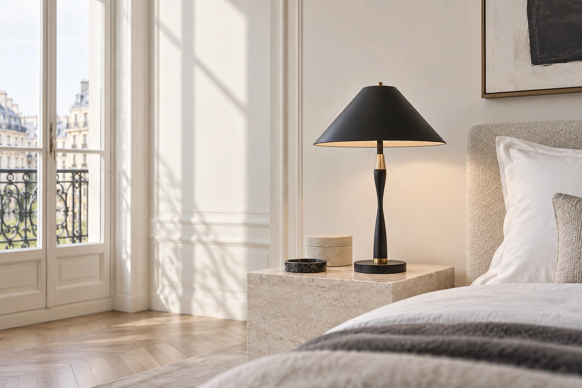 Lampe de chevet noire dans un intérieur lumineux, sous une lumière naturelle