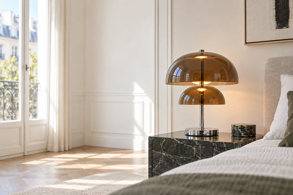 Lampe de chevet vintage dans un intérieur lumineux, sous une lumière naturelle