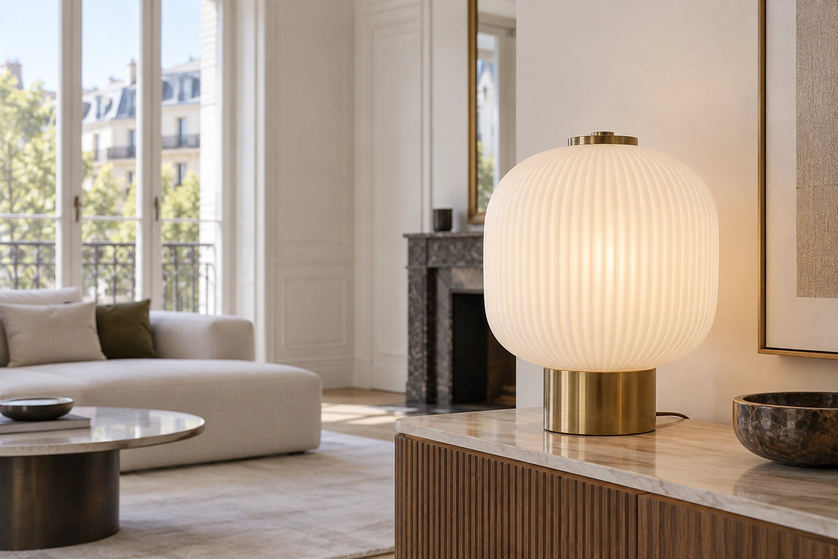 Lampe de salon dans un salon lumineux, sous une lumière naturelle